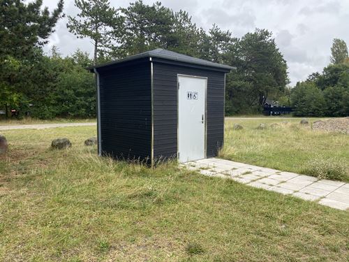 Offentligt toilet, Dalby Strand Toilet ved Dalby Strand set udefra