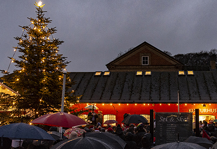 Det lille hyggelige kulturhus i Jægerspris har forskellige arrangementer børn, voksne og familier samt skiftende udstillinger.