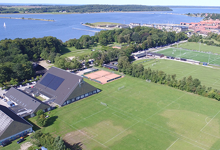 Idrætsanlæg beliggende nær Frederikssund by, havn og vikingeboplads.
