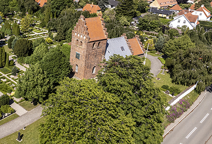 Frederikssund Kirke stammer helt tilbage fra 1100-tallet, hvor den oprindelig var samlingssted for beboerne i landsbyerne Ude Sundby, Bonderup og Sundbylille. 
