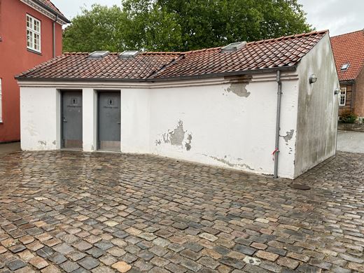 Offentligt Toilet, i baggård ved Torvet 2 Offentligt toilet ved Torvet 2, set udefra