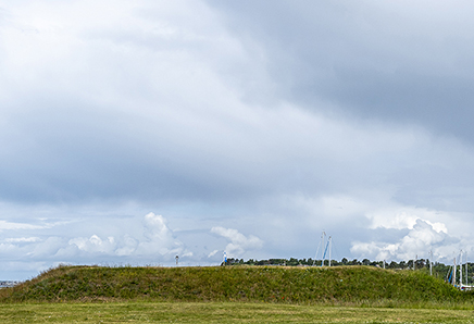 Lige bag Kulhuse Havn ved den store parkeringsplads ligger resterne af Englænderskansen.