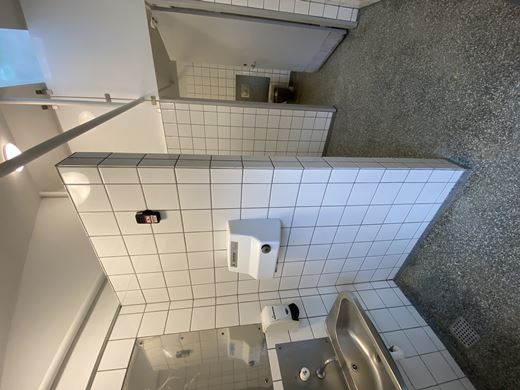 Offentligt toilet, i baggård ved Torvet 2, vist indefra Toilet i baggården ved Torvet 2
