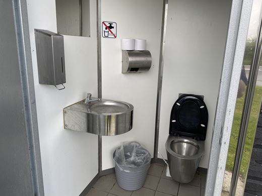 Offentligt toilet ved Selsøvej, vist indefra Offentligt toilet ved Selsøvej 22c
