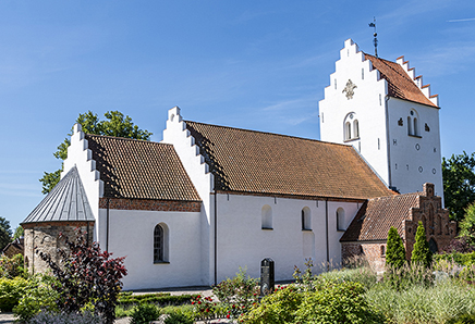 Kirken menes at være fra omkring år 1100, og har nogle meget smukke kalkmalerier.