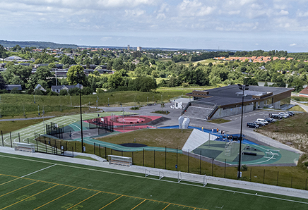 Sjov udendørs gymnastiksal med opstregninger og forskellige redskaber. Bevægelse og leg for alle aldre.