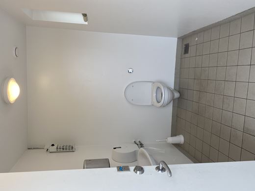 Offentligt toilet ved Parkvej, vist indefra Offentligt toilet ved Parkvej, Jægerspris