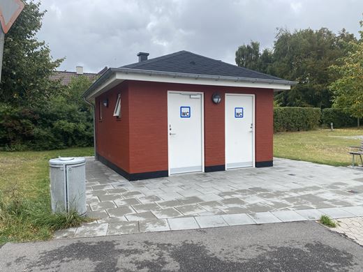 Offentligt toilet ved Parkvej, vist udefra Offentligt toilet ved Parkvej, Jægerspris