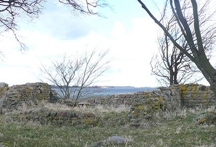 Eskilsø var i 1100-tallet hjem for et augustinerkloster og i dag kan man finde flere spor efter de munke, der boede der.