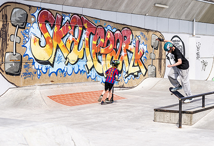 Tag dit skateboard eller løbehjul, og så af sted til Skaterbanen ved Frederikssund Hallen. 