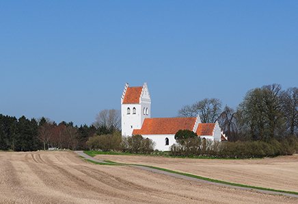 Kirkens kor og skib stammer fra 1100-tallet, og er bygget af frådsten. Oprindelig var den anneks til Kyndby Kirke og hørte under Svanholm Gods. 