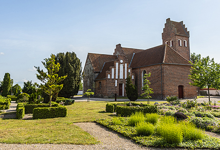 Draaby Kirke stammer fra 1100-tallet og er mest kendt for sine kalkmalerier.
