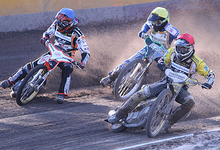 Så gasses der op, og af sted de suser. Kom og besøg Slangerup Speedway Center.