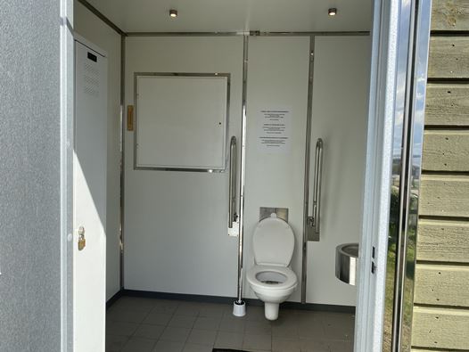 Offentligt toilet, Hammervej 28, Østby, vist indefra Toilet ved Hammervej 28, Østby, vist indefra