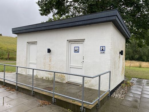 Offentligt toilet ved Marbæk Strandpark, vist udefra Offentligt toilet ved Østersvej 4