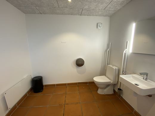 Offentligt toilet ved Hammer Bakke vist indefra Toilet ved Hammer Bakke, set indefra