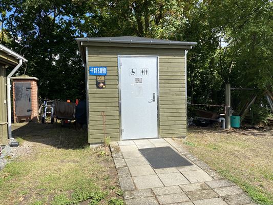 Offentligt toilet, Østby Havn, set udefra Toilet ved Hammervej 28, Østby