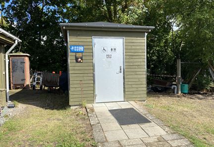 Offentligt toilet ved Østby Havn, Skibby