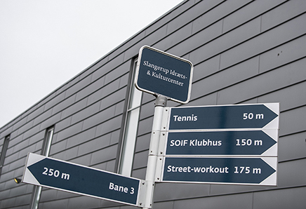 Idrætsanlæg med flere faciliteter.