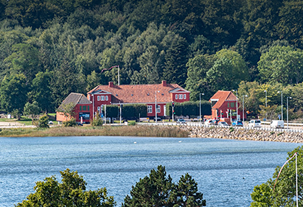 Museum Færgegården ligger vest for Frederikssund by. Her vises kultur, natur omkring Roskilde Fjord.