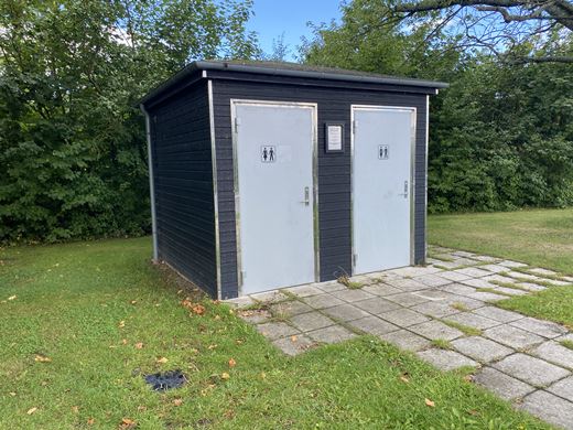 Offentligt toilet ved Selsøvej, vist udefra Selsøvej 22a, Skibby