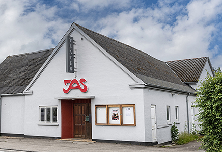 Kommunens hyggelige amatørteater for alle der har lyst til at være med eller se forestillingerne.