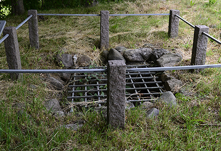 Sankt Olavs Kilde ligger helt ude til Østbyvej lige overfor Kildeskåret.