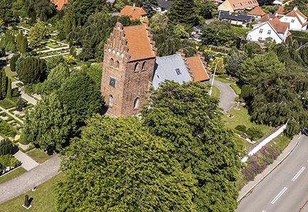 Frederikssund Kirke stammer helt tilbage fra 1100-tallet, hvor den oprindelig var samlingssted for beboerne i landsbyerne Ude Sundby, Bonderup og Sundbylille. 
