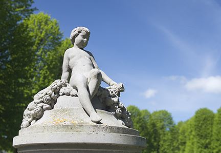 På en tur rundt i Slotsparken  ved Jægerspris Slot, ses med jævne mellemrum mindesmærker.