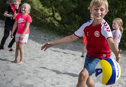 Ved Marbæk Strand kan du spille beachvolley.