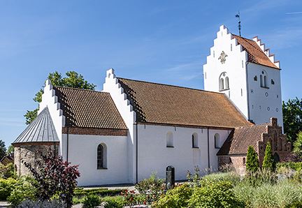 Kirken menes at være fra omkring år 1100, og har nogle meget smukke kalkmalerier.