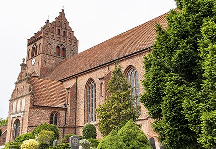 Slangerup var igennem Middelalderen en af Danmarks vigtige købstæder, og Slangerup Kirke Skt. Mikaels er en del af historien.