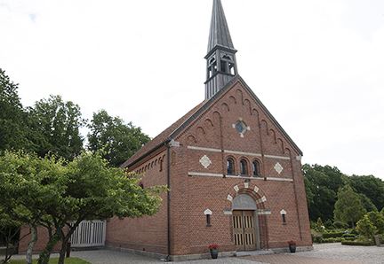 Skoven Kirke er en vejkirke: i sommerhalvårets hverdage er dørene åbne kl. 8-16.
