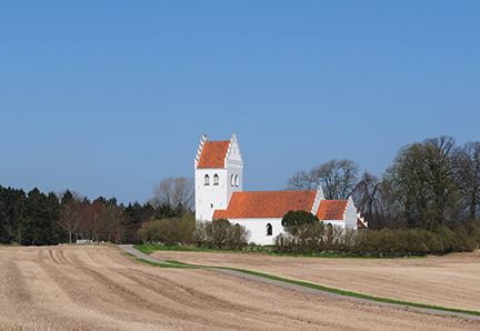 Kirkens kor og skib stammer fra 1100-tallet, og er bygget af frådsten. Oprindelig var den anneks til Kyndby Kirke og hørte under Svanholm Gods. 