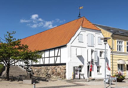 Langes Magasinbygning er oprindelig fra 1750, og tilhørte Hans R. Langes Tømmerhandel i Østergade. I 1985 blev den indviet til kulturhus. Der er skiftende udstillinger.