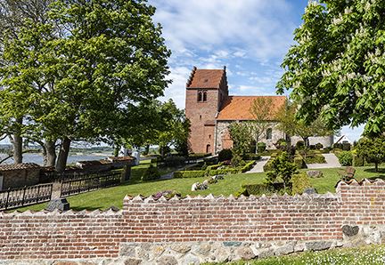 Selsø Kirke er fra 1100-tallet, og ligger naturskønt med udsigt over Selsø.