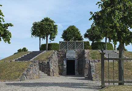 Julianehøj blev udgravet i 1776 af Arveprins Frederik.