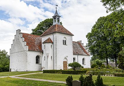 Kirken er romansk kirke bygget af frådsten, og bygget omkring år  1125.